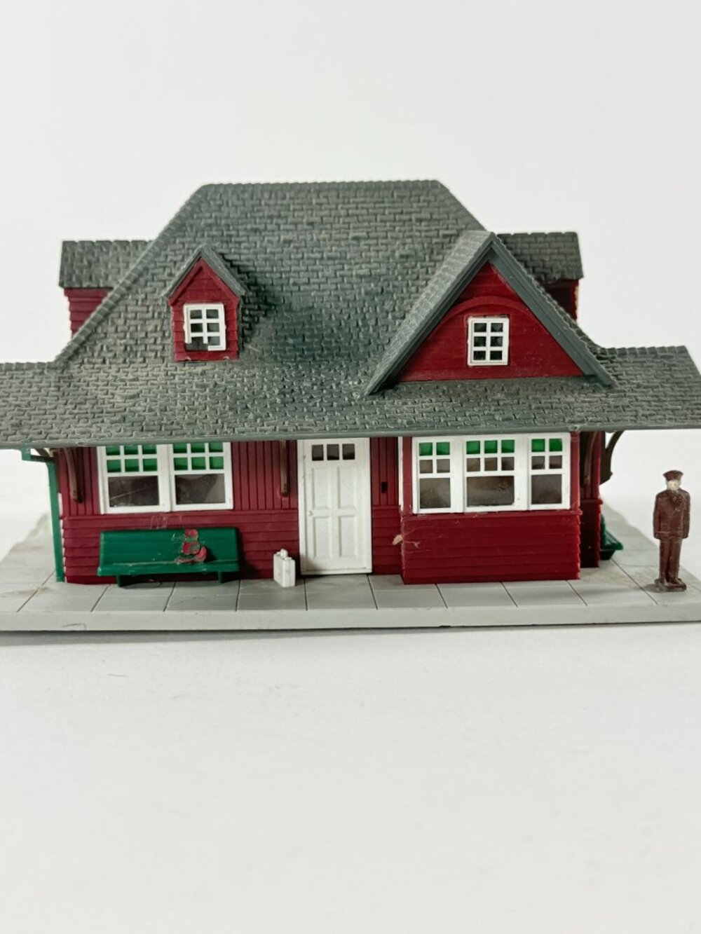 Atlas HO Scale Passenger Station Kit #706 With Bench & Figure